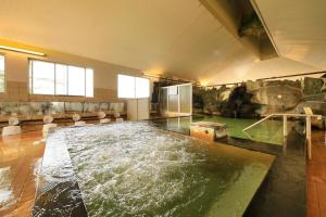 een kamer met een zwembad in het midden bij Hotel Pony Onsen in Towada