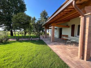 A garden outside AFFITTACAMERE SAN MAMANTE