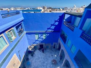 una vista aérea de un edificio azul con balcón en Dar Lekbira Boutique Hôtel, en Sousse