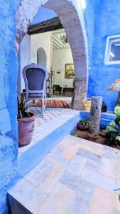 Habitación con pared azul y patio. en Dar Lekbira Boutique Hôtel, en Sousse