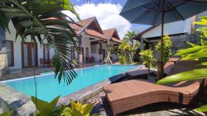 A piscina localizada em Miko Bali Bungalow ou nos arredores