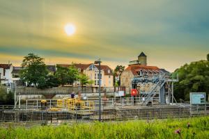 osoba na kolejce górskiej przed miastem w obiekcie CASCADA Rheine by Hackmann w mieście Rheine