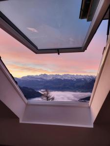 ventana en una habitación con vistas a las montañas en Hotel Bergsonne Rigi, en Rigi Kaltbad