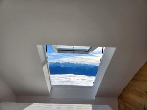 ventana en el techo de una habitación con cama en Hotel Bergsonne Rigi, en Rigi Kaltbad