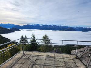 balcón con vistas al lago y a las montañas en Hotel Bergsonne Rigi, en Rigi Kaltbad