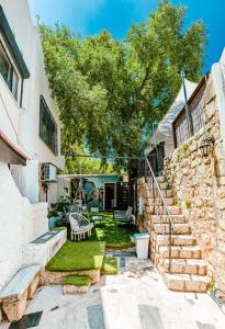 Taman di luar Maim Haim Tzfat - Boutique Suites Prime location Old City Tzfat