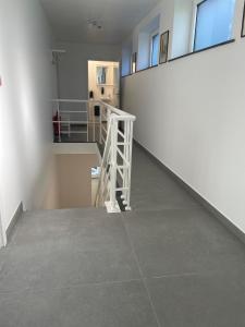 een lege kamer met een trap in een gebouw bij Akuta City Flat Leuven in Leuven