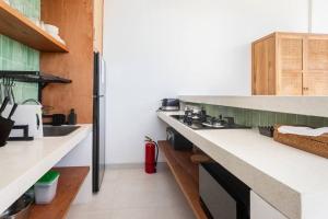 A kitchen or kitchenette at Green Twin - Cosy 2 BDR central Villa w/Pool.