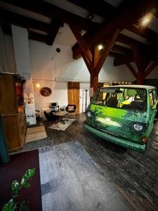 Posezení v ubytování Urban Van Glamping Riga