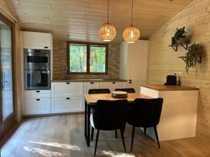 Le chalet du lys avec bain scandinave Insolys में रसोई है