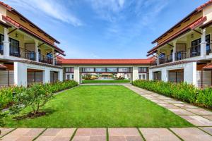 - une vue sur la cour d'un bâtiment dans l'établissement Fairfield by Marriott Goa Benaulim, à Benaulim