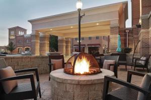 eine Feuerstelle in der Mitte einer Terrasse in der Unterkunft Hampton Inn & Suites Mishawaka/South Bend at Heritage Square in South Bend