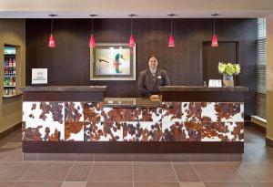 Osoblje u objektu Homewood Suites Calgary Airport