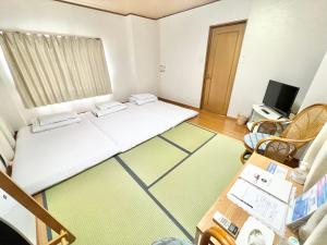 PetitHotel017全室ミニキッチン付きファミリルーム 飲食街中心 阿波踊り会館7分 文理 徳島大学 アスティとくしま車8分房間的床