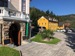 ein Gebäude mit einem steinernen Torbogen neben einer Straße in der Unterkunft Hotel U Zámečku Cihelny in Karlsbad