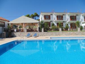 una piscina frente a una villa en Skiathos Diamond, en Kolios