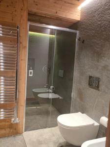 Vannas istaba naktsmītnē Fior di Roccia Apartments- in centro Cervinia, sauna privata, Matterhorn dream