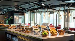 een buffet met kommen groenten en fruit bij NH Collection Eindhoven Centre in Eindhoven