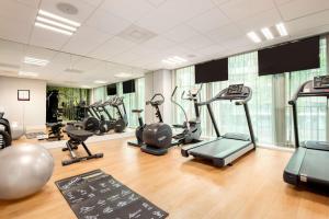 een fitnessruimte met diverse loopbanden en hometrainers bij NH Collection Eindhoven Centre in Eindhoven