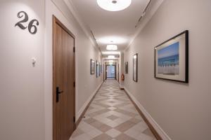 un couloir dans un couloir hospitalier avec dans l'établissement STORIES Design ApartHotel, à Jurmala