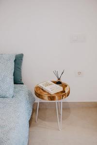 uma mesa com um livro ao lado de uma cama em Las Canteras Beach Suites em Las Palmas de Gran Canárias