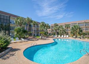 duży basen przed budynkiem w obiekcie Fun 2 bed/2 bath condo with pool on Biloxi Beach w mieście Biloxi