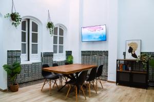 A television and/or entertainment centre at Triana Riverside Guesthouse