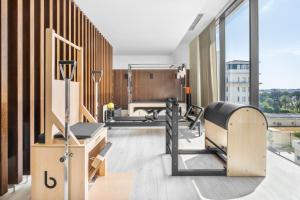 カスカイスにあるPalácio Estoril Hotel, Golf & Wellnessのジム(室内にトレッドミル、マシンあり)