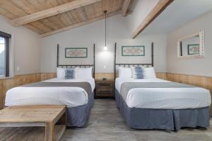 een kamer met 2 bedden en een houten plafond bij Sky Ranch Lodge in Sedona