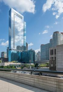 een uitzicht op de skyline van de stad met hoge gebouwen bij Loews Chicago Hotel in Chicago