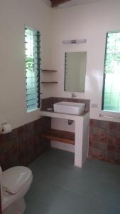 Un baño de ACACIA'S Cottages with Starlink Wifi