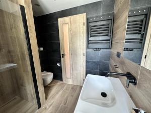 Apartmány BARTH Holiday - rezidence Máj tesisinde bir banyo