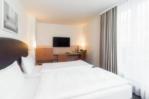 A bed or beds in a room at IntercityHotel Wien