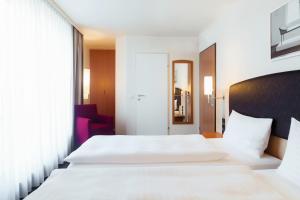 A bed or beds in a room at IntercityHotel Wien