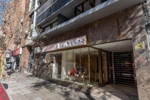 un magasin avec un panneau sur le côté d'un bâtiment dans l'établissement Cómodo depto de dos habitaciones by lofty, à Córdoba