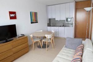 salon z kanapą i stołem w obiekcie Apartamento con vistas al mar primera linea playa Matalascañas w mieście Matalascañas