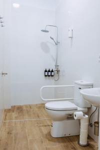 A bathroom at Triana Riverside Guesthouse