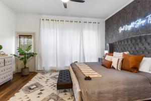 Un pat sau paturi într-o cameră la Beautiful 3bed 3bath min from LSU and Mall