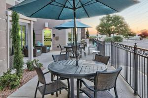 En balkon eller terrasse på Hilton Garden Inn Albuquerque/Journal Center