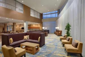 Seating area sa Hilton Baltimore BWI Airport