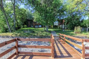 una valla de madera frente a una casa en Magnifique chalet au bord du Lac-Saint-Jean, en Roberval