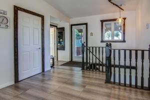 un pasillo con una puerta blanca y una escalera en Magnifique chalet au bord du Lac-Saint-Jean, en Roberval