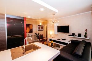 TV at/o entertainment center sa Suites One