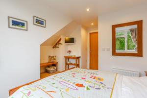 A bed or beds in a room at Urquhart Bay B&B