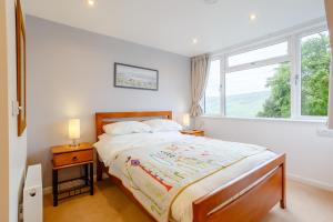 A bed or beds in a room at Urquhart Bay B&B