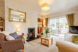 A seating area at Urquhart Bay B&B