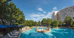 einen Pool in einem Resort mit einem Wasserpark in der Unterkunft Hilton Tokyo Bay in Urayasu