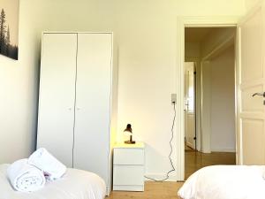 um quarto com um armário branco e uma cama em Tow-Bedroom Apartment Located In The Beautiful City Of Fredericia em Fredericia