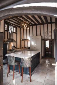 Foto de la galeria de Taylour House - Edenbridge, sleeps 10, historic, unique yet modern a Kent