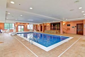 Piscina de la sau aproape de Homewood Suites by Hilton Stratford